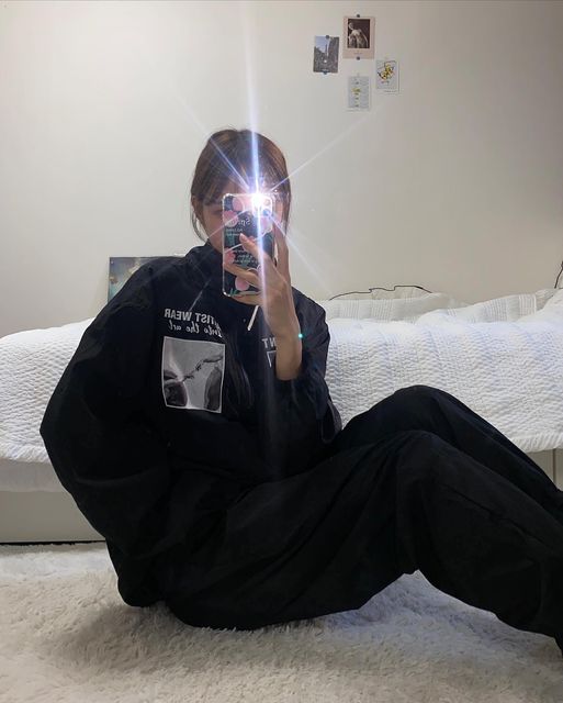 Lafael on Instagram: "⠀ #제품제공 @artist_wear ⠀ 명화 그래픽 프린팅이 매력적인 아트워크 컬렉션 아노락 셋업으로 유니크한 트레이닝룩 연출해봤씀니다🏃‍♀️🏃 ⠀ 🖤 요즘처럼 쌀쌀한 밤