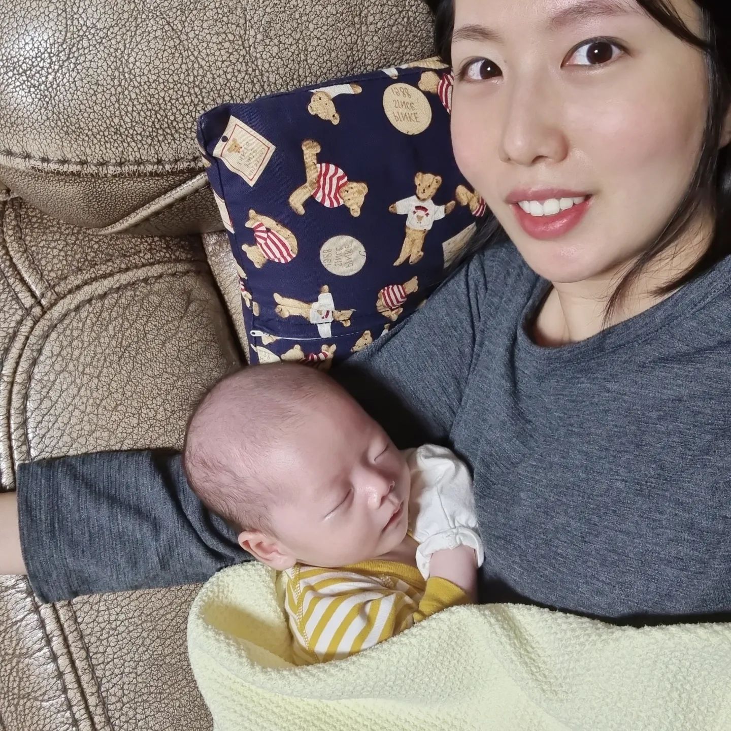 출산+36일
생존신고합니다🙋‍♀️
슈퍼면역자인줄 알았지만, 출산 후에 떨어진 면역력에 결국 코로나를 호야랑 같이 걸렸었다.
모유수유 하겠다고 약도 안먹고 버티니 기침을 하다하다 피도 나고 목소리도 잃고 진짜 죽겠다 싶었지만, 그보다 힘들었던건 이 작은 내 아기가 코막힘과 가래와 기침으로 힘들어한다는 사실... 😭

그냥 엄마가 다 아플테니까 빨리 나아달라는 말밖에 못해 진짜 속상했지만 지금은 잘 지내고 있어요~ 

👨‍👩‍👧 초보 엄마라 미안한거 투성이지만, 3살되면 그때부턴 잘해줄게ㅋㅋㅋㅋ 엄마 그 나이 아가들부터 경력자야ㅋㅋㅋㅋㅋ 그때까진 너도 나도 힘내자🤣
