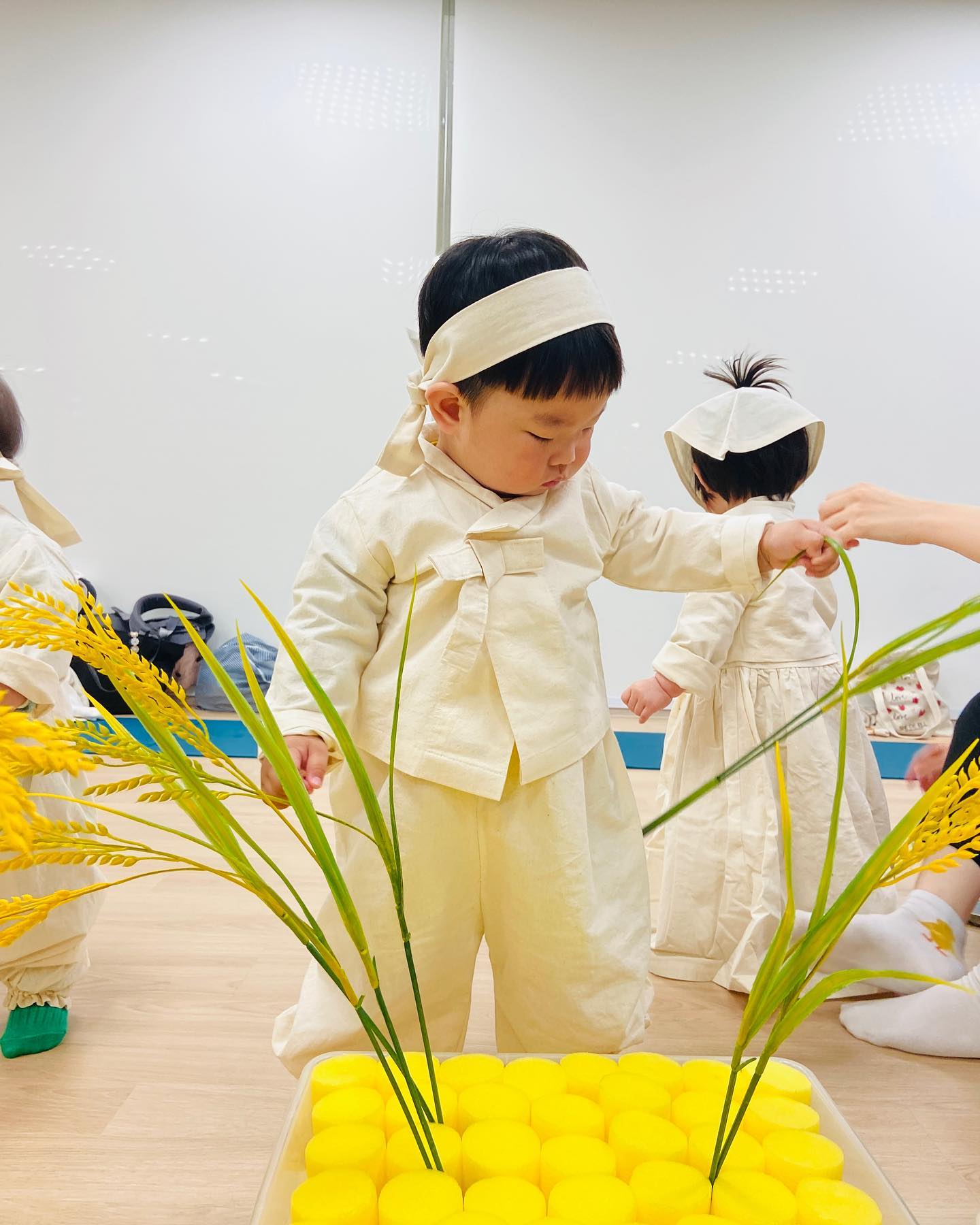 🍂가을학기🍁

10번째수업 농부체험

시작부터 친구네 곳간 식량 거덜내더니...
농사도 아주 열심히 짓는군🤔
시은이 우리집 며느리하까?
아주 곱고 이쁘다🥰

#포시즌플레이 #포시즌플레이오감놀이 #나랑노랑 #나랑노랑오감놀이 #문화센터 #문센데이 #가을학기 #열번째놀이수업 #쌀농사 #이천쌀 #박가네농부 #박농부 #올해농사풍년 #쌀이아주👍