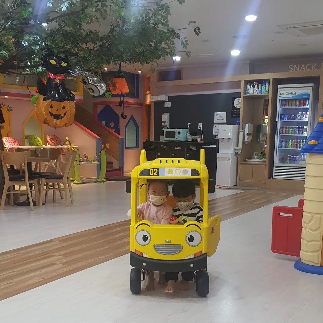 20221013
얼집친구 유찬이와 키카에서 즐거운 시간😙🥰
엄마들끼리 수다떨고 애들끼리 놀고
모두 즐거운 시간🤩
#수원맘 #육아맘 #육아스타그램 #37개월아기 #좋반 #선팔하면맞팔 #황금돼지띠 #황금돼지띠맘