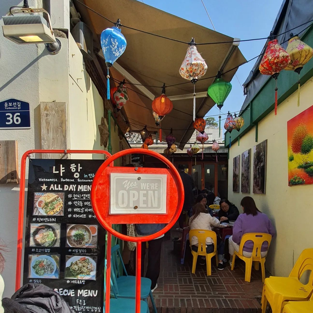 📌서울, 종로, 냐항

베트남 음식 맛집
점심엔 회전율을 위해서인지
메뉴가 많지 않았는데요,
반미가 너무너무 취향저격
바삭한 빵인데 
입 천장 다까지지 않게 부드러워!
이럴수가 있나 싶었어요
같이 나온 케이준 감튀도 존맛탱
쌀국수는 일반적인 쌀국수는 아니고
약간 돈코츠라멘 국물같았어요
완전 진한 국물 좋아하신다면 추천
그리고 파인애플새우 볶음밥이 또 존맛탱

다음에 꼭 반세오 먹으러 
저녁에 방문할 예정입니다!!

#해보라미맛집 #해보라미안국 #인사동베트남식당 #인사동맛집추천 #안국역맛집추천 #안국역베트남음식 #안국역쌀국수 #인사동쌀국수