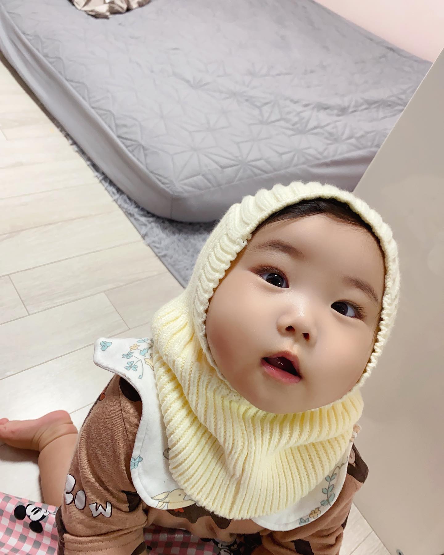 ❤️2022.11.11 생후322일 하윤공주❤️

바라클라바 착샷보고 구매했는데 전혀 다른느낌~ 히잡이냐고요~🤣 
우리애기 오늘 아침에 오트밀한그릇 뚝딱 하고 엄마랑 까꿍놀이하고 놀다가 낮잠 한시간자고 또 점심 맛있게 먹구 오랜만에 베이비카페가로 더 추워지기전에 반바지 한번 더 입혀야겠다싶어서 이키상하입혔는데 무릎밑으로 오던 옷이 이제는 무릎위로 온다 진짜 언제 이렇게 컸는지 머리도 다양한 스타일로 묶을수있을만큼 길었고 걸음마보조기로 매일 걸음마 연습도 하고 오늘은 혼자서 비록 몇초뿐이지만 혼자 서있기도 했다 새로운모습이 하나둘 보일때면 엄마아빠는 감격,예뻐주금🤭 요새 틈날때마다 우리딸이랑 카페도 가고 산책도 하고 데이트하는데 너무 행복한 시간들
키즈카페가도 너무 잘놀아서 돈 하나두 안아까움 우리하윤이 진짜 많이 컸다 증말 우리딸 오늘도 안아프고 잘먹고 잘자고 잘놀고 잘커줘서 고마워 엄마아빠의 전부 우리공주 엄마아빠가 많이많이 사랑해🫶