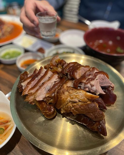 Yu.J on Instagram: ". #협찬 동대문구 동네 맛집에서 족발 먹고 왔어요, 족발 접시 밑에 캔들을 켜줘서 따뜻하게 먹을수 있어요 족발 소자는 2인이 먹기에 부족하지 않고 적당한 양이고 쫄깃쫄깃