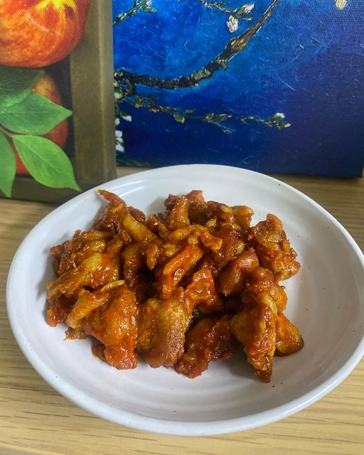 문누리 on Instagram: "#협찬 오독오독 맛났던 불맛 작렬 직화 닭오돌뼈 요리 🤭 과연 맵찔이가 잘 먹을 수 있을까 싶었는데 확실히 맵긴 맵네요 😇 ㅎㅎㅎ 맵긴하지만 반찬으로 밥이