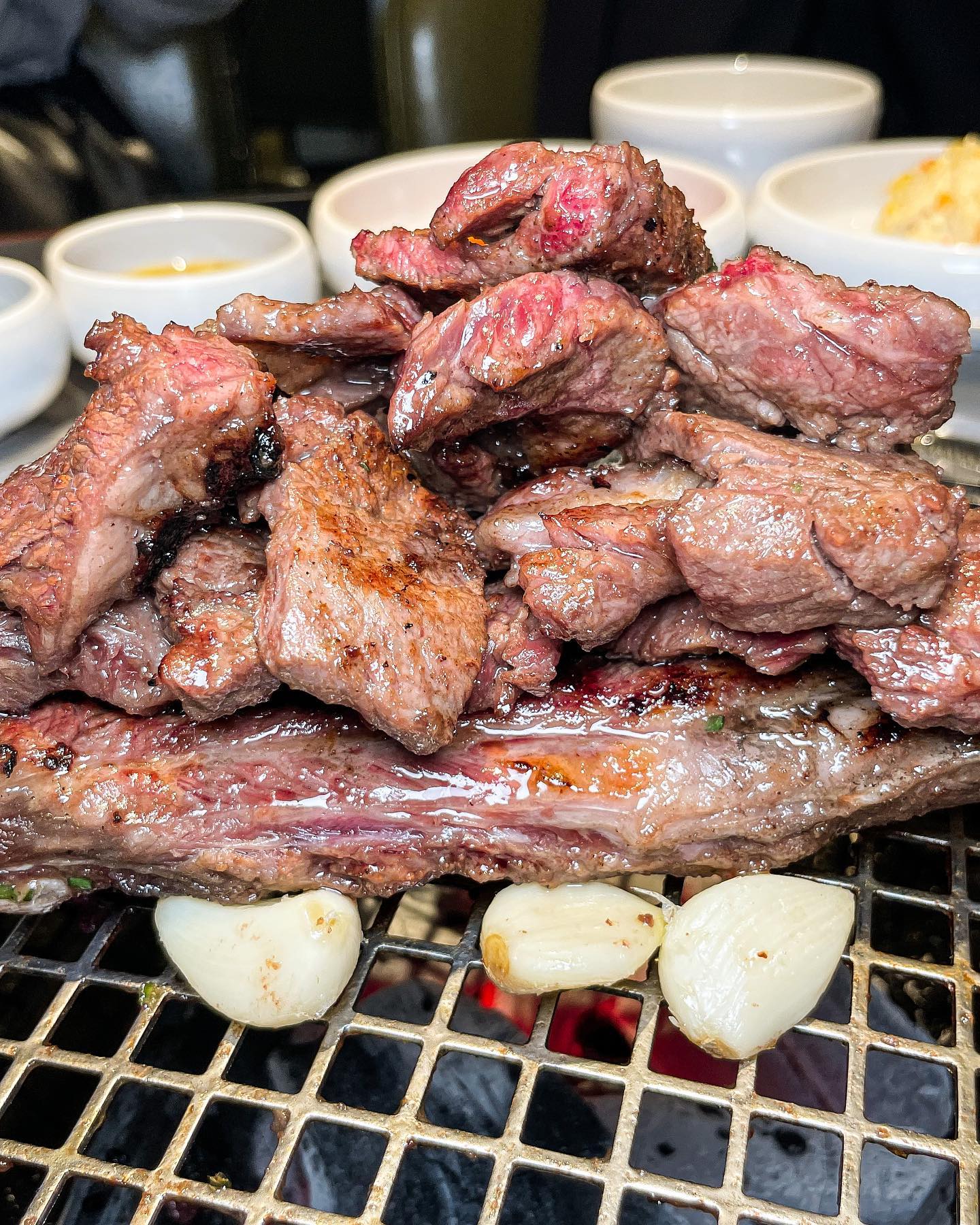 #협찬 📢 비.교.불.가 3년연속 블루리본서베이 선정 갈비맛집  #청기와타운 💕

 입맛 떨어졌을 때 집떠난 식욕을 바로 컴백홈🏡할 수 있게 해주는 마법의 치트키=갈비. 그 중에서도 비쥬얼 따봉스👍🏻 육즙 폭발로💥🌋대세 중 대세 인증중인 청기와타운이 목동점에도 오픈했어요. 목동 현대 41타워에 있어 접근성이좋아 점심메뉴먹기에 좋아요. 물론 무료주차라 목동근처 사시는 분들도 방문하기 매우 굿😇 

 왕갈비는 굽기 어려울 것 같지만 직원분들께서 편하게 고기를 구워주시기때문에 부담없이 베스트메뉴인 ✨수원왕갈비✨를 주문했어요. 영롱한 때깔에 보자마자 🤤💦 군침이 츄르릅. 맛나게 구워주신 후 한점 해보니 큼직 두툼한 고기크기에 육즙이 제대로 느껴지더라구요. 친구랑 같이 너무 맛있다고 감탄하며 먹었어요. 사이드가 다 맛있어보여서 고민하다 시킨 무생채볶음밥🥰 인친님들이 왜그렇게 칭찬일색이었는지 바로 알 수 있었어요. 매콤한 양념에 무생채의 조합이 최고에요. 단일메뉴로 지금도 먹고싶을만큼 맛있었어요. 함께 나온 양념게장이랑 같이 먹어도 맛있답니다.

이미 배가 찰만큼 찼지만 포기할 수 없어 그래도 가볍게? 육회를 시켰는데 육회양이 정말 산더미더러구요. 육회도 그냥 육회가 아니라 트러플과 아보카도로 구성되어 세 가지 맛을 동시에 볼 수 있었어요. 원래 다 좋아하던 식재료라 함께하니 더 최강조합이네요.

청기와 타운 모든 메뉴 도장깨기예정. 콜키지프리라하니 집에서 놀고있는 와인도 데려갈거에요🍷👏🏻 아직 못가보신 분 계신다면 함께 달려요🏃‍♀️🏃‍♂️🏃💨

📂 #청기와타운목동점 
📍 서울 양천구 목동동로 293 현대41타워 2층
📍 매일 11:30 -22:00

#목동41타워맛집 #현대41타워맛집 #목동맛집 #목동맛집추천 #양천구맛집 #양천구회식 #목동저녁 #목동고기집 #목동로데오맛집 #신정역맛집 #신정동맛집 #목동외식 #목동외식장소 #목동모임 #목동모임장소 #오목교맛집 #오목교고기집 #오목교역맛집 #오목교데이트