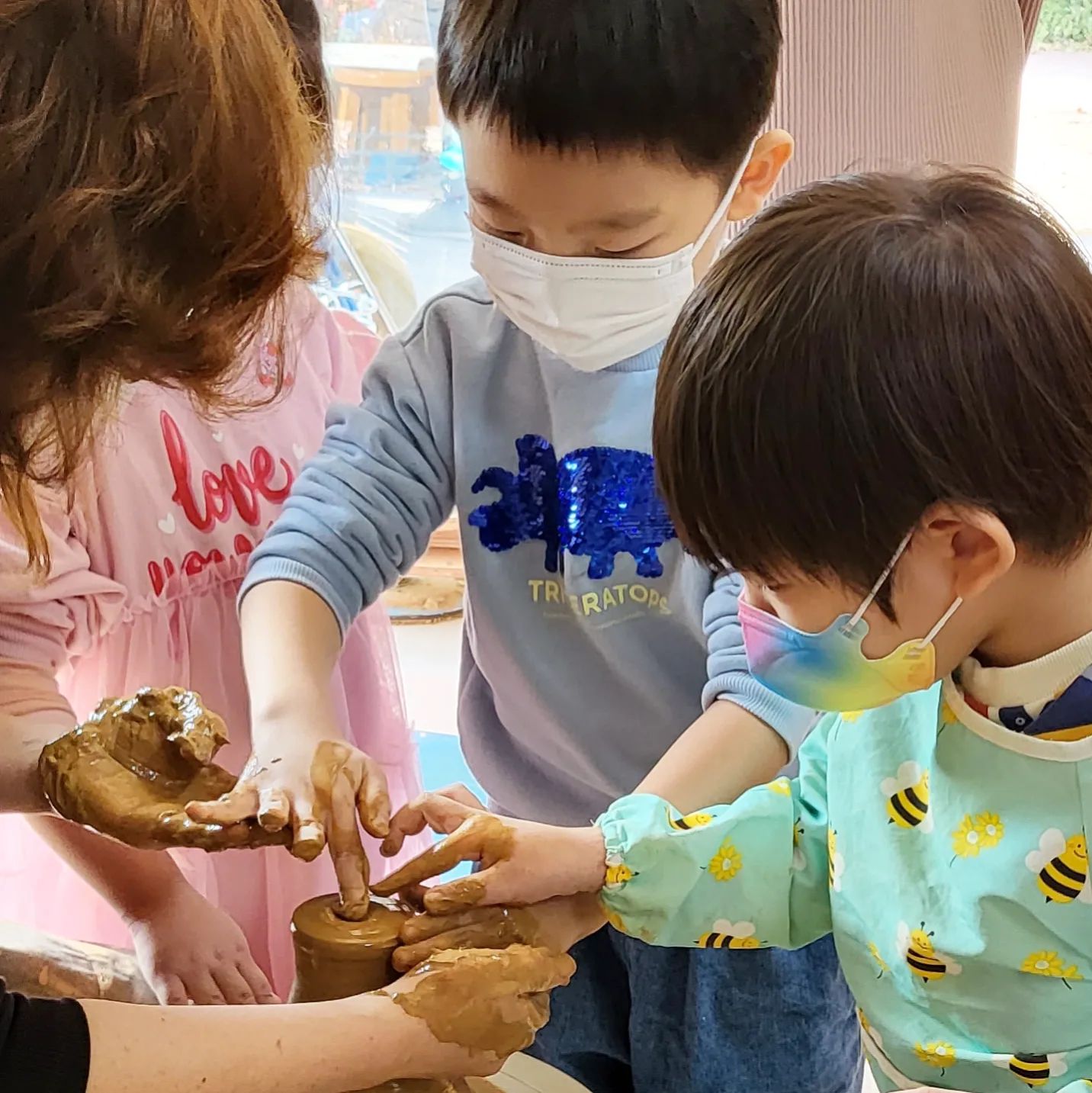 주말에 친구들과 도자기만들기
결국 엄마가 두개만들어야되지만
보람차게놀고 뛰고 좋군
내일도 잘놀자 ♥️
.
.
#옹기테마공원 #도자기 #만들기 
#도자기원데이클래스 #아이들과가볼만한곳