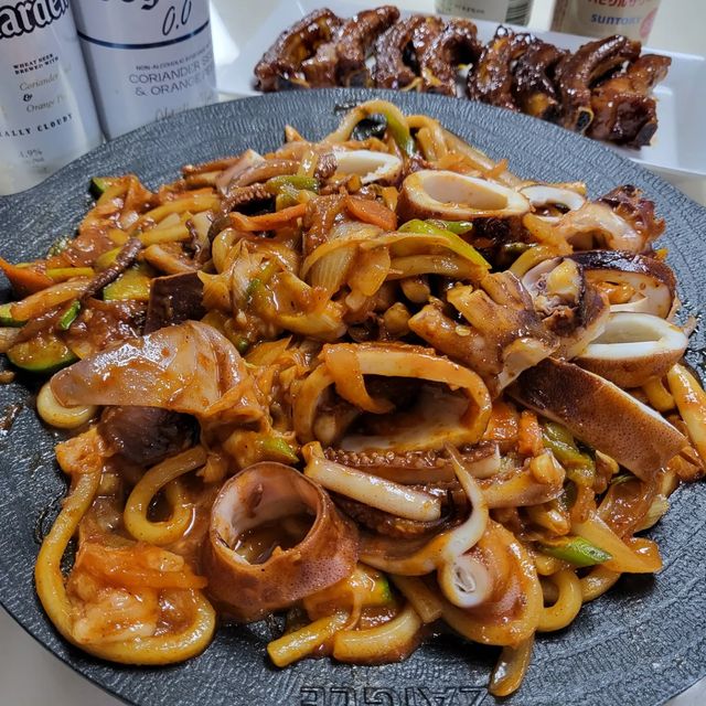 아들맘🙋‍♂️의 일상공유💕 on Instagram: "#광고 #오징어볶음 이렇게 쉽게 완성? 가능하다구요~~? 주말엔 역시 술한잔🍻이 빠질수없쥬~ #꼬들무불오징어 #끼닛불볶음 요고요고~~👍👍 진짜