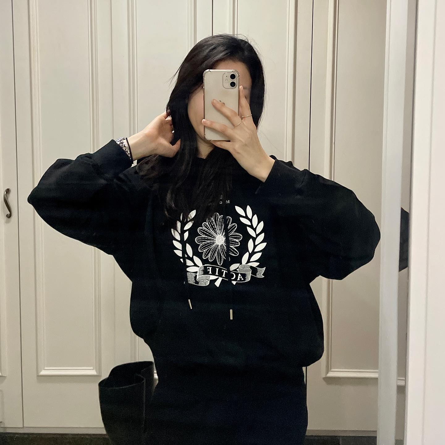 wizwidkr에서 보내주신 #마르디메크르디 #후드🖤 슬랙스랑 츄리닝에 휘뚤마뚤 다 너무 잘어울리고 패치가 넘 귀욥따🖤 #제품제공
.
.
.
.
#직장인#직장인코디#데일리룩#오오티디#ootd#출근룩#직장룩#거셀#하객룩#오피스룩#일상코디#출근룩코디#코디추천#첫줄반사#좋아요반사#좋튀#좋반#일상#like#daily#selfie#옷스타그램