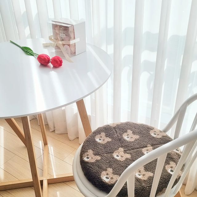 몽하우스 | 집꾸미기 on Instagram: "#제품제공 귀여운 양털 곰돌이방석🐻 조금은 허전했던 홈카페존이 귀여워졌어요🤎 겨울에 궁댕이 따뜻하게 해줄 양털 곰돌이방석 메모리폼이 푹신해서