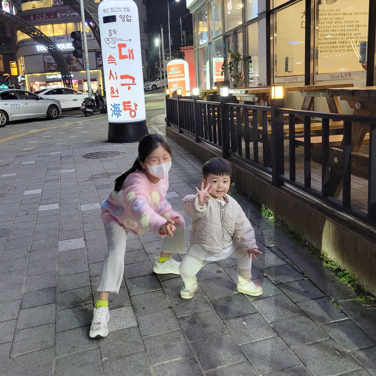 #누나배꼽빠진다 

치즈하니 손가락4개와 #쩍벌남 
전형적인 남자애들 포즈 쩍벌🤣
가르치지 않앗는데 분명!!
이것도 본능인가요?#🤣🤣 

#주말일상 #주말저녁
#딸아들 #초1 #3살 
#20221112 #기록스타그램
