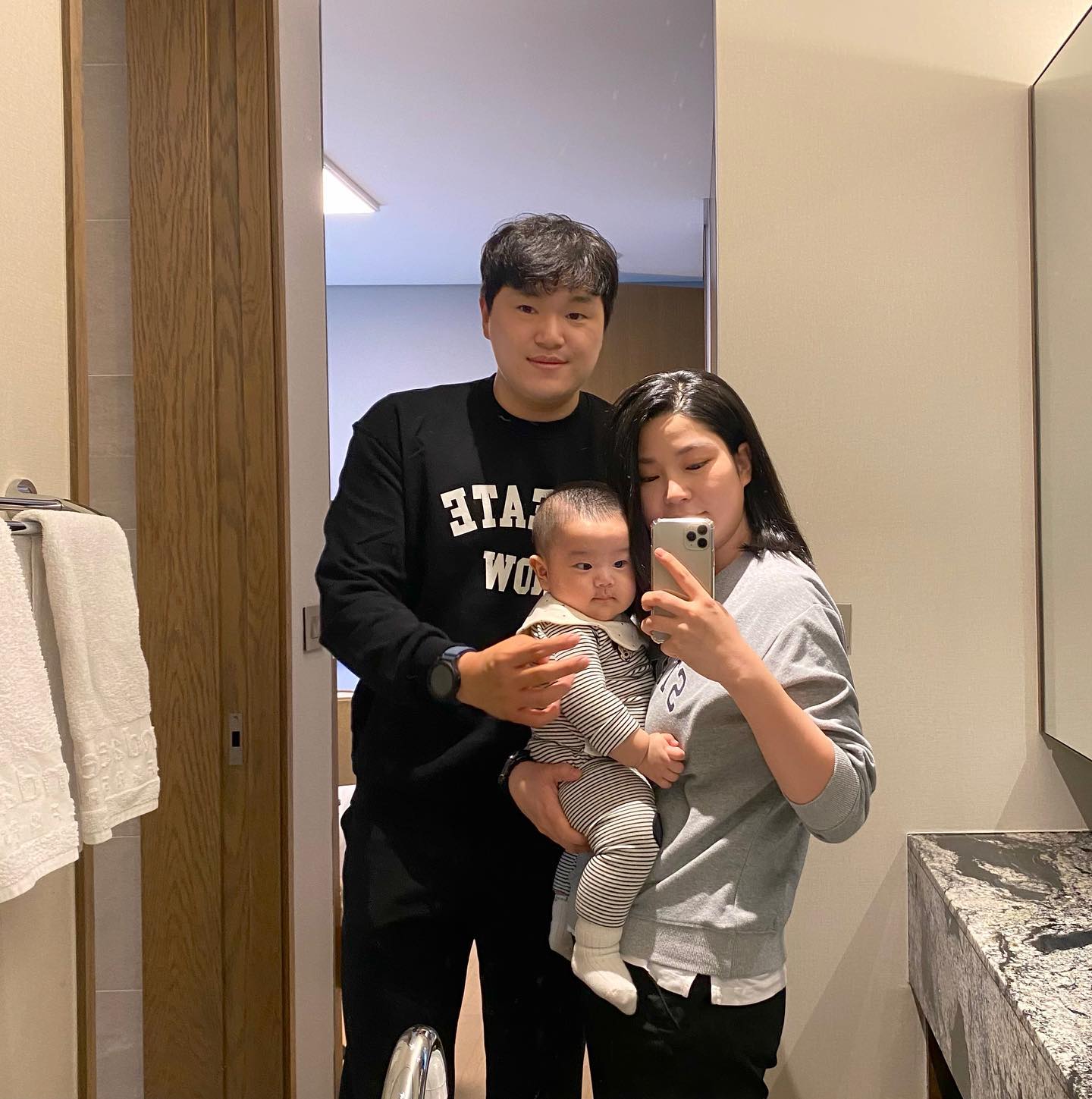 _ 잠깐의 외출 🎶

#곰세마리가족
#거울샷쫌찍어본찬이
#4개월아기 #흑호랑이띠아기