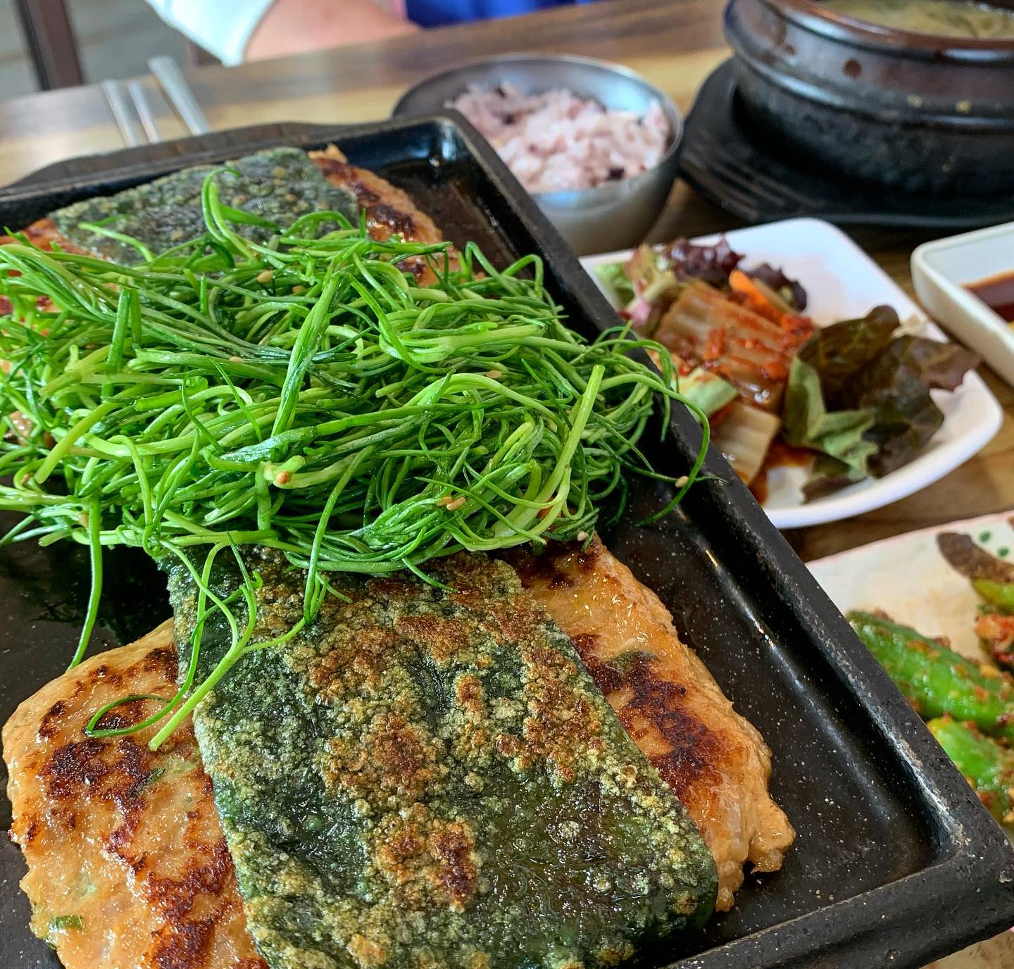 전주여행하면서 궁금해서 찾아가본곳😶
.
한식을 좋아하는편인데 시래기국이 
메인이라 바로 들어가버려쬬🫠
전주에 갔는데 떡갈비를 안먹어주면
서운할것같아서 떡갈비 세트로 시겼어요😉
.
떡갈비위에 새발나물을 같이 올려두셨는데
같이 먹으니까 너무 맛있더라구요🥹
한번더 떡으로 감싸져있어서 
바삭하고 쫀득하니 맛있었어요‼️
시래기국은 텁텁해보였는데
하나도 안텁텁하고 시래기도 듬뿍들어가있어서
너무 만족,,🥹
반찬들도 다 어울리는 애들이여서
밥한그릇 뚝딱,,👍
.
다음에 전주가면 또 방문할것같아요🙌
다음엔 돔베세트로 먹으려구요😋
#전주 #전주맛집 #시래기청