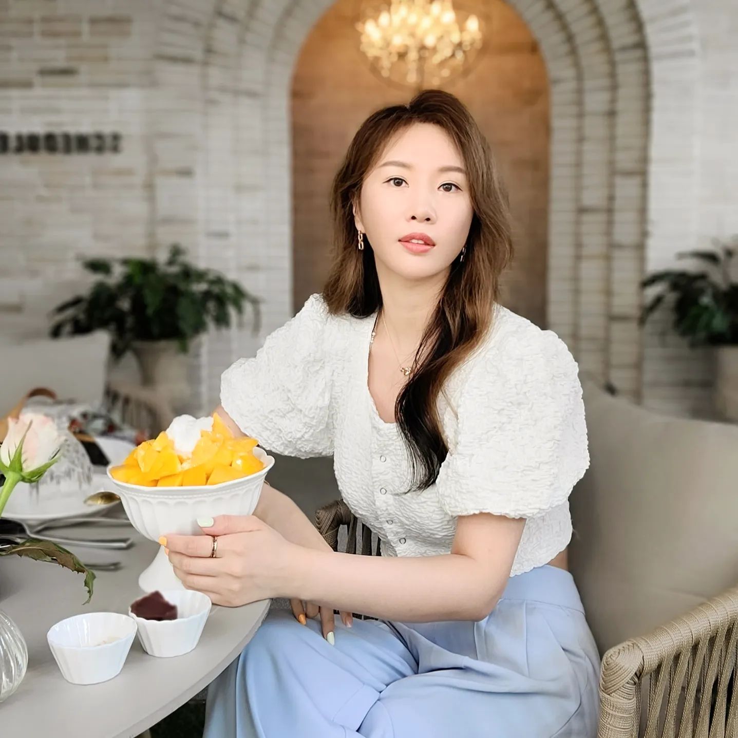 ⏰️ 심심한 주말 
내 취향과 나를 더 분석하기위해 에니어그램 해보는것도 추천.. 
저는 욕심 많은 8 ㅋㅋㅋ 
ㆍ
날씨에따라 기분이가 이랬다 저랬다 
페이스북 아이디가 자꾸 말썽이라 속상해서 핸드폰만 만지작 만지작 메타 욕하며 ㅋㅋㅋ 
ㆍ
📚 웹툰도 보고, 책도 보고, 유튭도 보고..
참! 유투브와 유튜브 차이점 🎥 
누가 정확히 얘기좀 해줄 수 있나요?
📖 국어사전에 영어 표기법은 유튜브 지만 MZ세대들은 유투브라고도 하는것 같은데 
쓸데없는걸로 집착하는 다영이..
누가 속시원히 얘기좀 해쥬십쇼 댓글에 !! 
ㆍ
⛱️ 어느 여름날 찍은 이쁜 사진과 함께 소통하고픈데 집에서 뒹굴거리고 있는건 비밀~~~
어제 비 왔으니 오늘 농장은 슬쩍만 보는걸로 ㅎㅎ
ㆍ
#청녀농부 #서울상경 #연예인놀이 #일반인사진 #날씨 #한여름