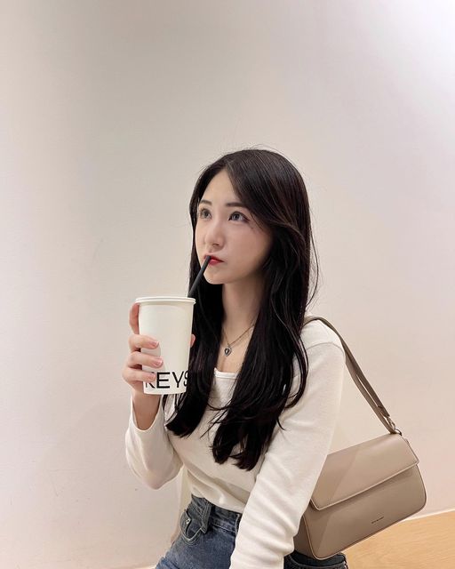 윤선아 on Instagram: "#제품제공 @jillbyjillstuart.story 아모라인 하트 장식 크로스 겸용 숄더백 😍 - 소재며 색감이며 요즘 날씨에 완전 어울리는 가방이에요 ! 특히나 어떤 룩에 입어도