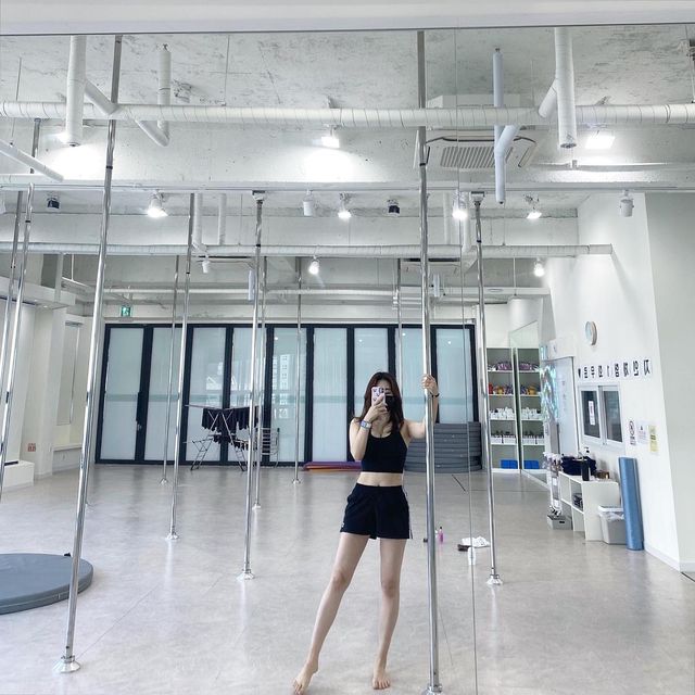 NARI on Instagram: "#전주폴댄스 #오운완 꼭 체험 해보고 싶었던 폴댄스🎶 손 힘만 있으면 되겠지?! 하고 가벼운 마음으로 갔다가 전신코어 사용하고 왔습니다.. 완전 운동입니다 증말😭 필라테