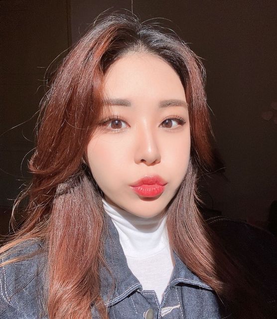 NARI on Instagram: "오늘 일정은 일 밖에 없는데 속눈썹펌이 너무 잘 돼서 풀메이크업 해버렸다🌻 전주 속눈썹펌은 무조건 뷰티로움 @_beauty_roum_"