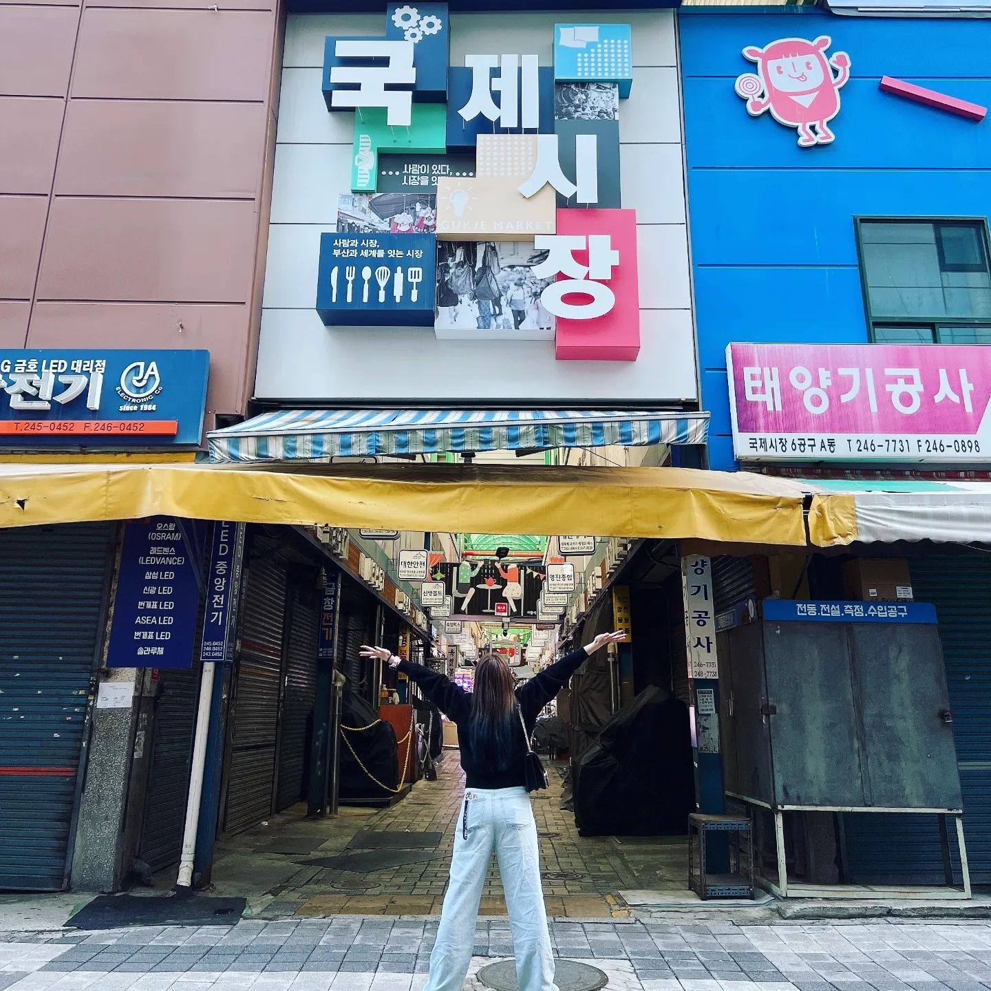 돌아가기 전 마지막 #먹부림
-
#시장 한바퀴 싹 돌고
-
부산 #안녕
-
-
#부산 #왕오징어튀김 #떡볶이 #쫀디기
#삼겹살김밥 #국제시장 #깡통시장
#염색 #발레아쥬 #옴브레 #투톤
#instagood #ootd #style
#dailylook #selfie #셀카
#셀스타그램 #얼스타그램 #좋아요
#소통 #likeforlikes #me
#beautiful #makeup #weekend