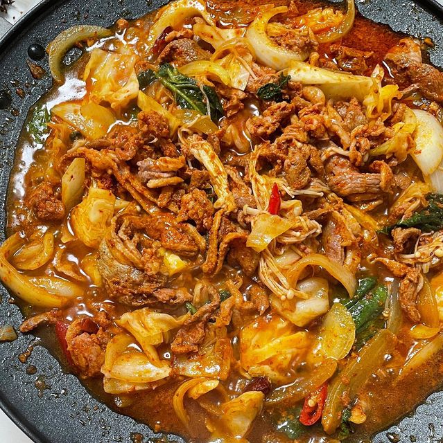 언덕집 on Instagram: "🍗얼리지 않은 생오리 주물럭 먹었어요!! . 새로산 그리들에 버섯과 깻잎만 넣고 재워서온 오리주물럭만 딱 부워서 볶아 먹으니 너무 편한거 있죠?!🤤🧡 . 조미료맛 zero!