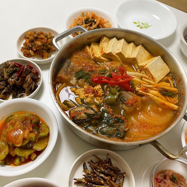 언덕집 on Instagram: "#협찬 쫄깃 얼큰 동태탕 먹었어요!🐟 . #화끈한녀석 #에스앤에스푸드 에서 보내주신 #명태이리동태탕 팔팔 끓여먹었는데요! 명태살이 쫀득쫀득-고소한게 겨울이 다가오