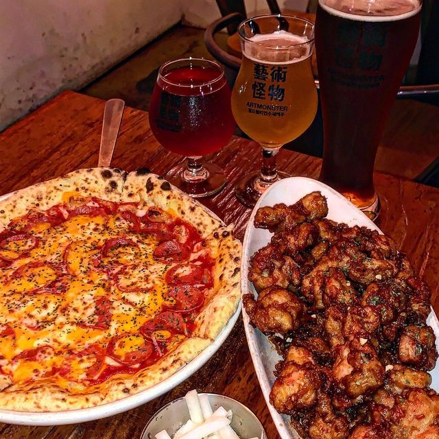 연댕_먹스타 on Instagram: "#광고 맥주, 안주, 인테리어, 분위기까지 맛있는 집을 원한다면!!💜 들어가기 전부터 한옥과 네온 사인의 조화가 눈을 사로잡는 아트몬스터 익선동점이예요. 저녁