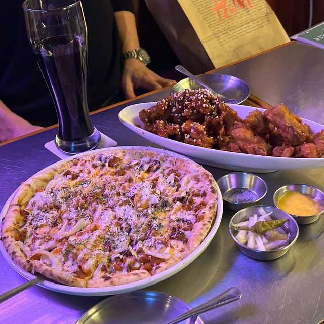 혜지 on Instagram: "#광고 영등포 아트몬스터🍺🍺🍺 맥주맛집인데 화덕피자도 완전 맛있는 아트몬스터! 개성있는 인테리어에 대형스크린도 있어서 축구중계보면서 치맥 피맥하면 꿀👍🏻 .