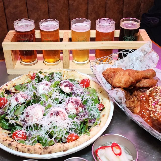 😋맛자랑 Mat_Jarang on Instagram: "오늘의 맛자랑은 수제맥주🍺 협찬으로 진행 했지만 이미 너무나 핫한곳이죠! 아트몬스터 수제맥주집🤟 아니 일요일 5시에 갔는데도 만석이라니요? 들어가는