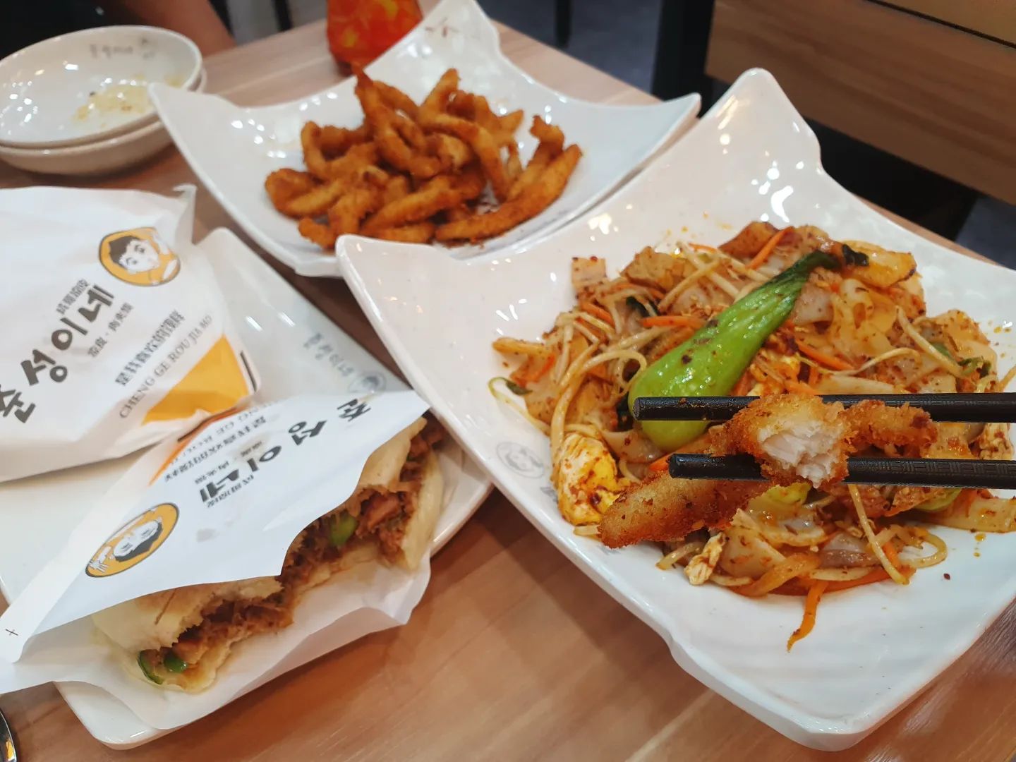 🥮준성이네
-
-
사장님이 무척 친절하셔서 기억에 남아요 중국 음식이라 향신료맛을 걱정했는데 양고기 찍어먹는 향신료맛이라 친근하게 잘 먹었어요
닭가슴살튀김 매우 부드럽고 따끈해서 맛있었고 로우자머는 호떡에 쇠고기 장조림을 넣은 맛이었고 량피는 양장피를 볶음으로 먹는 맛이었어요 기름진 느낌보다 신선하고 고소해서 좋았는데 향신료를 싫어하시는 분들은 호불호가 갈릴 것 같아요
진짜 중국 가서 먹는 현지인의 정성이 들어간 전통 음식 먹는 것 같아서 한국에 있는 중국인들, 중국 음식 좋아하시는 분들, 경험해보고 싶으신 분들께 추천드려요👍👍
-
jun_chinesefood
-
#준성이네 #건대맛집 #건대맛집추천 #건대중국거리 #건대중식당 #건대입구맛집 #자양동맛집 #광진구맛집 #뚝섬맛집 #로우자머 #닭가슴살튀김 #량피 #홍차 #중식 
#협찬 #홍단 #블로그체험단홍단 #인스타체험단홍단 #리뷰 #chinesefood
