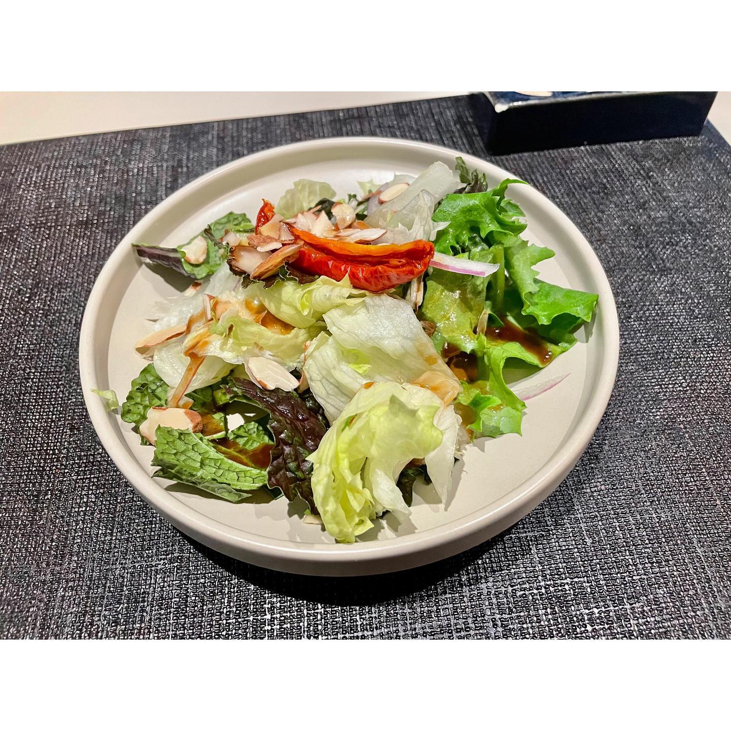 한우오마카세 🥨 

#수원 #광교 #한우오마카세 #수린 #샐러드 #안심 #채끝등심 #육전 #비빔국수 #한우솥밥 #청국장 #수제마카롱 #식혜 #오늘도고마워🫶🏻