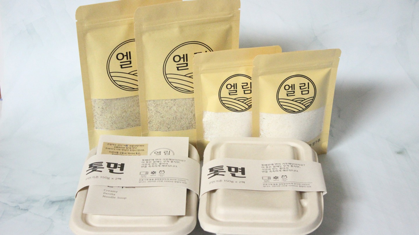 #제품 #협찬 

#들깨칼국수

이름에서부터 느껴지는 고소함
정말 내 최애칼국수가 됨!

만드는 방법도 정말 간단해요
물 1500ml와 쌀가루를 넣고 끓여주세요
그리고 톳면을 넣고 4분간 잘 저어주세요
저어주지 않으면 면이 바닥에 달라붙을 수 있으니
정성껏 저어주세요 ㅎ
마지막으로 들깨가루를 넣고 30초간
더 끓여주기만 하면 맛있는 들깨칼국수완성

들깨를 넣어 더 고소하고 단맛이 느껴지는 이유는
볶은지 하루가 채 지나지 않은 들깨이기에
그렇답니다~ ^^

면에는 톳이 들어가 있어요
톳이 가지고 있는 풍성한 알긴산은 
면을 촉촉하게 해주고 소화를 도와줘요
그리서 면이 거뭇거뭇하답니다

쌀쌀해지고 있는 요즘
따뜻한 들깨칼국수 어떠세요?

수요미식회, 생방송투데이, 굿모닝대한민국, 생생정보통 등
다양한 방송에서 소개되어 온 #칼국수맛집 

칼국수에 진심인 분들은 꼭 드셔봐야 하는
들깨칼국수 강추합니다 ^^

#칼국수 #들깨 #엘림 #칼국수밀키트#밀키트 #칼국수추천 #칼국수맛집추천 #들깨칼국수추천

www.elimnoodle.co.kr