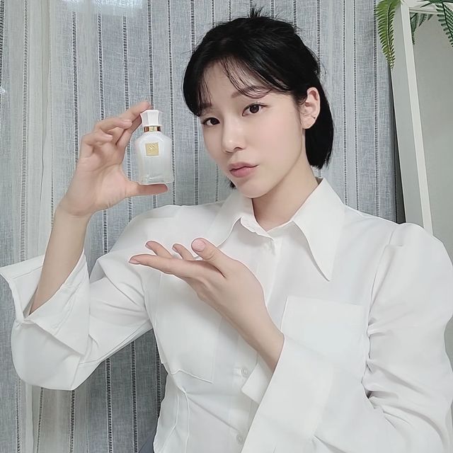 😶‍🌫️청량뽀짝 솔랜드🌿 on Instagram: "#광고 향기로운 사람이 되려면?🤷🏻‍♀️ 향기가 주는 의미는 어떤가요? 저에게 있어서 #향기 는 옷같은 느낌이에요. 그 향을 입는 다는 생각을