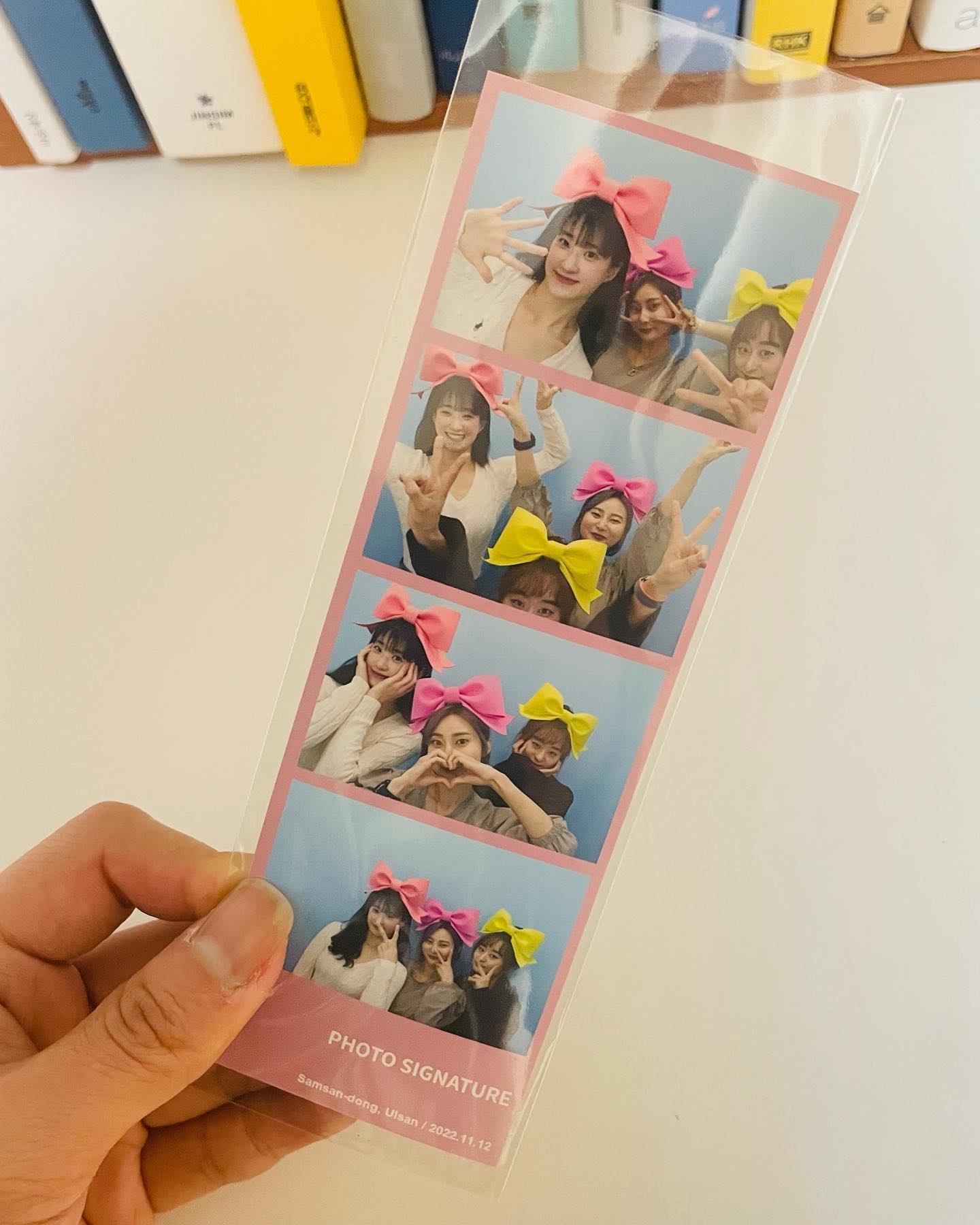 🌙새벽 테러 죄송합니다🙇🏻‍♀️

중고대 모두 타지에서 졸업해
10년만에 다시모인 고교동창 셋
부산 창원에서 힘들게 모여 마지막
만찬을 즐겼지 한국에서의 처음 생파도해보고
음식점에서 노래크게불러줘서 다른손님들
축하까지받아본날 ㅋㅋㅋㅋ몹시부끄러웠지만
그래도 행복했던 하루 
하루라도 어릴때 모여봐서 
다행이야 체력방전 크크크
그래도 너무 고마웠습니다
다음 니들생일도 몹시기대되는군용
 a.kim.min.ju ye_ss_sss