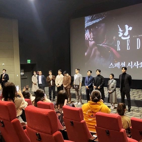 육아 일상 뷰티 하는 준짱맘 on Instagram: "#광고 "한산: 용의 출현" 의 후폭풍! "한산 리덕스" 웰컴백 쇼케이스를 보고 왔어요 학익진에 이어 이순신과 해군, 의병들의 이야기가 담긴 한산 리덕