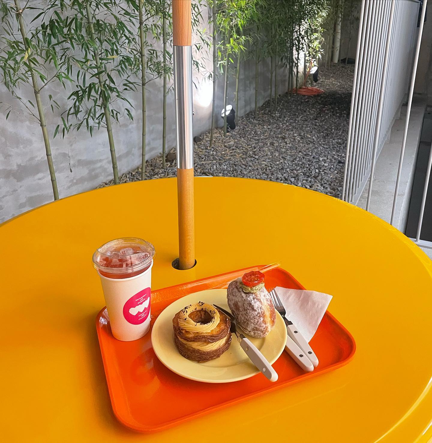 비비드크로넛 본점
Beebeed cronut

동화속에 나올 것만 같은 예뿐 도넛가게🍩
도넛순이가 좋아하는 얼그레이 크로넛은 딱 하나가 남아있었는데, 마지막 남은 하나를 겟했지 뭐예요 🧸💖

하나 남았을 때 가져가는 그 기쁨은 나밖에 모르지

희희..

쪽파크림치즈 도넛도 너무 먹어보고 싶었는데
바질토마토도넛이 좀 더 궁금해서
다음 기회에 먹어보기로 했어요 !

블루베리크로넛도 품절이었는데 넘 맛있어보이더라구요 비비드크로넛은 많이 달지 않은데 넘넘 맛있어서 연남동 갈 때 종종 들르러 갈 것 같아요! 포장용 박스도 세상 키치해서 선물용으로 들고가면 다들 좋아할 것 같아요 💛