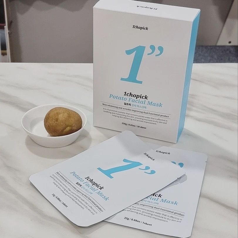 #광고
 <1. 일초픽 🥔 감자 🥔  마스크팩>

요즘 정말 피부가 너무 건조하고
또 잠을 많이 못자고 요즘 컨디션이 안좋아
더 푸석하고 얼굴이 빨개졌다가 😟
잡티랑 뾰루지도 나고 역대급 상태 메롱인데요

수분감이 넘치고 피부진정에좋은
마스크팩을 해줘야겠다 싶었어요!

개인적으로 야채 과일 약초등 식재료를 이용한 
제품들에 관심이 가는데요~! 
국내산 감자의 성분이 함유되어 신박했고
감자 에센스가 25g 으로 듬뿍! 들었답니다^^

에센스가 끈끈하지 않고 완전 
물처럼 묽게 뚝뚝뚝 흐르는데
토너처럼 정말 촉촉하고 수분감 폭발♡

피부보습과 피부진정에 좋답니당

 
1chopick

🤍 11월 16일 오후 3시
라이브커머스 진행 제공 내역

https://view.shoppinglive.naver.com/lives/727586

🍃최대 70% 할인! (3종 세트 구매 시 70% 할인
(정상가 96,000원 > 할인가 29,000원) / 

🍃본품 구매 시 40% 할인
(정상가 32,000원 > 할인가 19,000원)) 

🍃전 제품 무료배송

https://reviewus.co.kr/
.
.
.
.
.
.
.
.
#일초픽 #마스크팩 #피부진정 #보습 #미백 #주름 #각질 #여드름 #잡티 #AHA #리뷰어스 #BHA #PHA