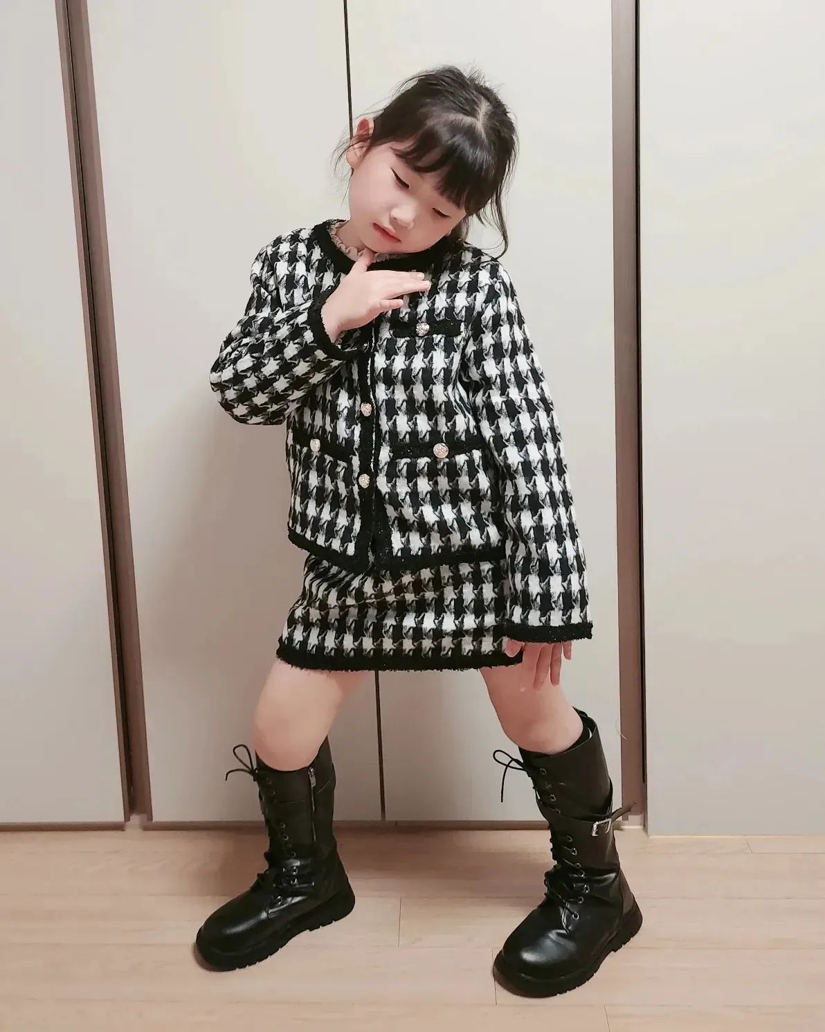 🖤
.
.
따니는 지난주에 친척 이모
결혼식에 다녀왔어요!
.
.
따니가 요즘 많이 커서
옷이 다 작아져서 급하게
하객룩 주문했잖아요😂😂
.
.
따니가 원하는 옷이랑 롱부츠도
생일선물겸 같이 시켜줬어요💛
.
.
따니도 엄청 맘에 들어하고
친척 어른들한테도 인기 만점이었답니다 ㅎㅎ😏
.
.
이제 또 한주가 시작됐네요〰️
이번주도 즐겁게 화이팅합시당💛
.
.
.
#어린이하객룩 #유아하객룩
