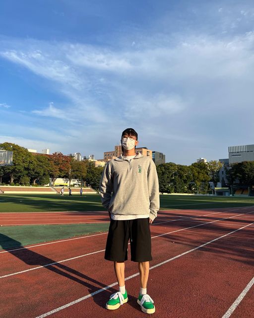 마일로 on Instagram: "#광고 잇터 ‘심볼 로고 하프 집업 아노락 스웻셔츠’ 아노락 형태의 반집업 맨투맨으로 캐쥬얼하게 착용하기 좋았고 테리소재의 중량감이 너무 두껍거나 얇지 않아서