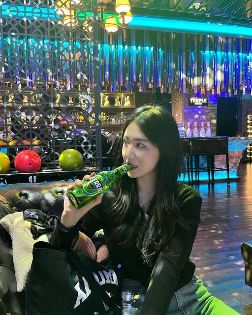 윤선아 on Instagram: "#협찬 #템플스트라이크 
진짜 오랜만에 준영이가 좋아하는 볼링 치고 왔다 🎳
남자친구가 여기 레인 좋다고 하더니 자기만 200점 넘게 침
150점이 제일 못 친거 실화냐고 나는? 🥹
락볼링장답게 노래 선곡 센스 미쳤고 분위기 너무 활기차서 
맥주먹으면서 볼링까지치니 세상 행복했슴당.... 짱짱 💓

#광고 #강남역락볼링장 #강남역볼링장 #강남역놀거리 #강남역데이트 #강남역핫플 #강남락볼링장 #강남볼링장 #강남놀거리 #강남데이트 #강남핫플 #강남역맛집 #강남역술집 #강남역카페 #셀카 #셀피 #오오티디 #데일리룩 #맞팔 #선팔 #팔로우"