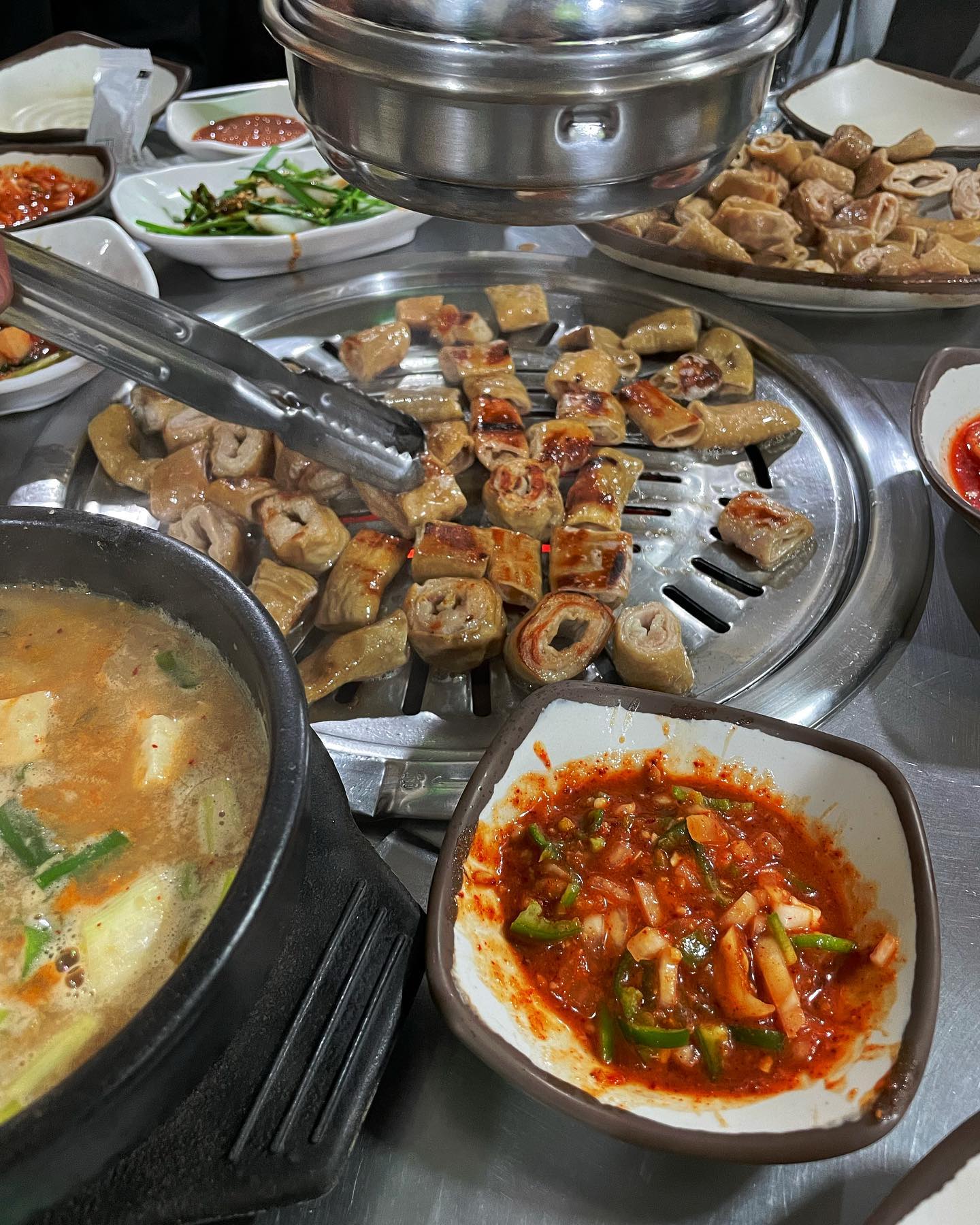 진짜 평화동에 맛미친놈… #이지비야
길 한복판에 갑자기 웨이팅 오지는 맛집ㅋㅋㅋ
추천으로 갔다가 눈 휘둥그레졌슴다
1차 막창에 청국장 한그릇 죠지고
그자리에서 2차로 항정살이 청국장 한그릇 추가
마무리로 라면!! 
뭔가 메뉴가 이상한거 같은데 조합 너무 죠와요…❤️‍🔥

무조건 또간다…(굳은결심👊)