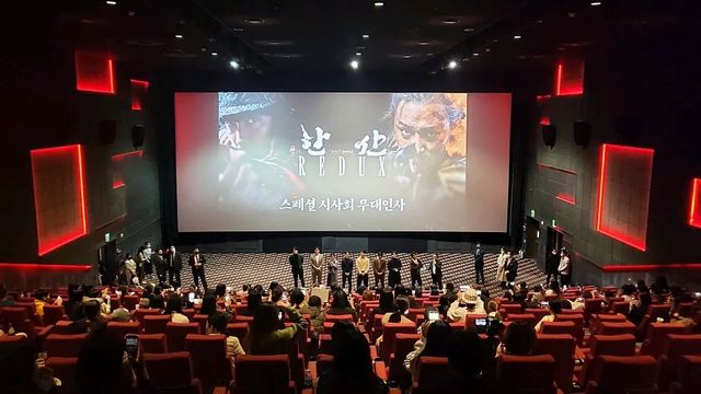 스티나 on Instagram: "#광고
올해 운 다 쓰고 온 거 같아요😁

한산 리덕스 쇼케이스와 
시사회까지 보고 왔거든요👍🏻

쇼케이스에서 김한민 감독님
말씀처럼 더 풍부해지고 
스토리가 더 담긴 영화였답니다

극장에서 꼭 봐야 할 이유가 있다면
권율 장군역으로 
깜짝 놀랄 배우도 볼 수 있고요

쿠키 영상도 기대 이상이니
극장에서 꼭꼭 보세요❗

#한산리덕스 #웰컴백쇼케이스 #쇼케이스 #시사회 #한산리덕스리뷰 #한산 #11월16일대개봉 #영화 #박해일 #변요한 #안성기 #손현주 #김성규 #김성균 #김향기 #옥택연 #공명 #박지환 #조재윤"