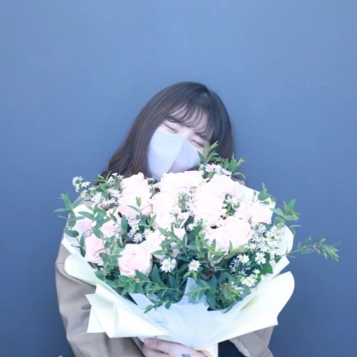 나 꽃 좋아하네💐