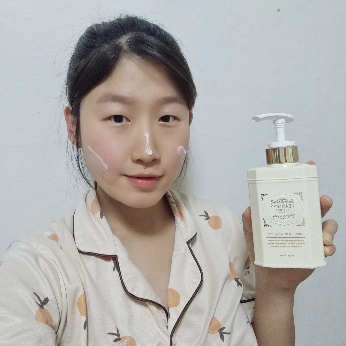 #광고 #티블레스 #광고지만솔직후기
🌿임산부로션 신생아로션으로 유명한 티블레스 앤틱로션으로 한방이 낳으면 같이 발라줘야지:D🌿

📌티블레스 브랜드??
-비건 인증원에서 인증 받은 클린 비건 뷰티 브랜드이며, 신생아부터 민감성 성인 임산부까지 온가족이 사용가능한 스킨케어를 만드는 곳이에요.

📍티블레스 앤틱로션
✔️온가족이 사용하기 좋은 480g 대용량으로 넉넉하게 바를 수 있어요.
✔️피부 장벽 강화를 하는데 도움을 줘요.
✔️각종 테스트를 통한 안전성 인증 완료된 믿을 수 있는 제품이라는 점!
- 100시간 피부 보습 지속 효과 임상 완료
- 가려움으로 인한 건조함 개선 효과 임상 완료
- 전성분 EWG 그린등급
- 한국비건인증원 인증
- 독일 더마 테스트 최상위 등급
- 피부 저자극테스트 완료

👉이 포스팅은 '티블레스'로 부터 제품을 제공받아 체험 후 솔직하게 작성된 리뷰입니다.

🙆‍♀️날씨는 추워지고, 출산 임박하다보니 피부가 민감해지고 건조해져 갈라지더라고요. 그럴때마다 앤틱 로션을 건조한 부위에 발라주면 산뜻하게 발려 끈적이지않고 부드럽게 피부에 스며들어 촉촉해져요:) 보통 민감한 부위에 바르면 따가운데 평온할정도로 아무느낌없는거보면 진짜 순한 제품이라 신생아도 함께 바를 수 있겠다는게 느껴져요~! 빨리 한방이 출산하고 같이 바르고 싶어진다니깐요??ㅋㅋ 특히 비건 인증된 EWG그린등급 제품이라 안심하고 사용하고있답니다:D