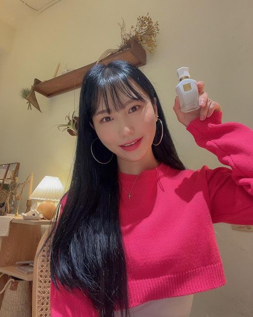 현유진 on Instagram: "#협찬 요즘 맨날 뿌리고 다니는 #셀마르 몽리스 향수❣️ 처음 뿌렸을 땐 우아하고 여성스러운 플로럴향이었는데 잔향은 깨끗하고 청아한 비누향이어서 되게 매력적이더
