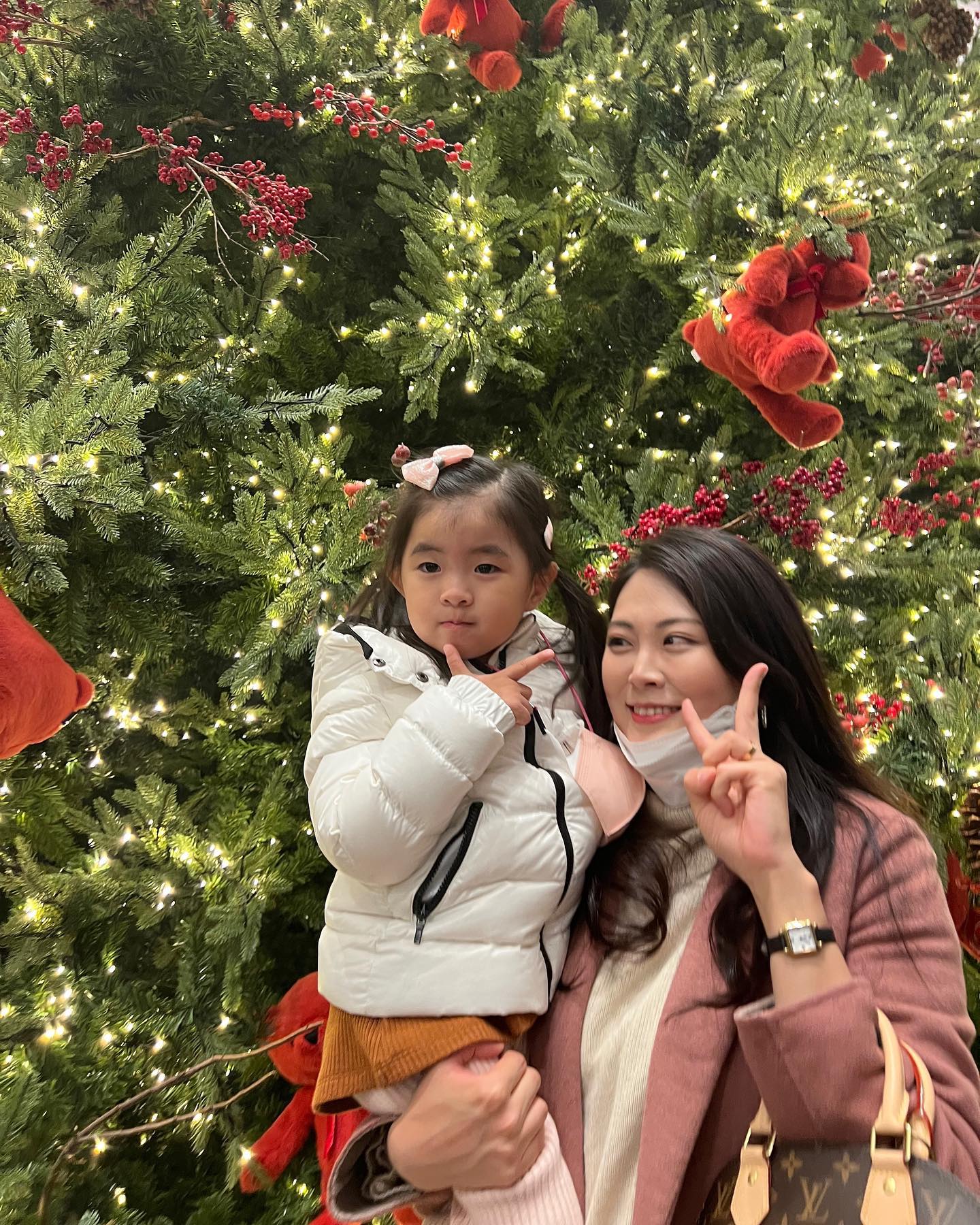 ⠀
선미언니가 찍어준 수아랑 나❤️💚
꼬마워 언니😎