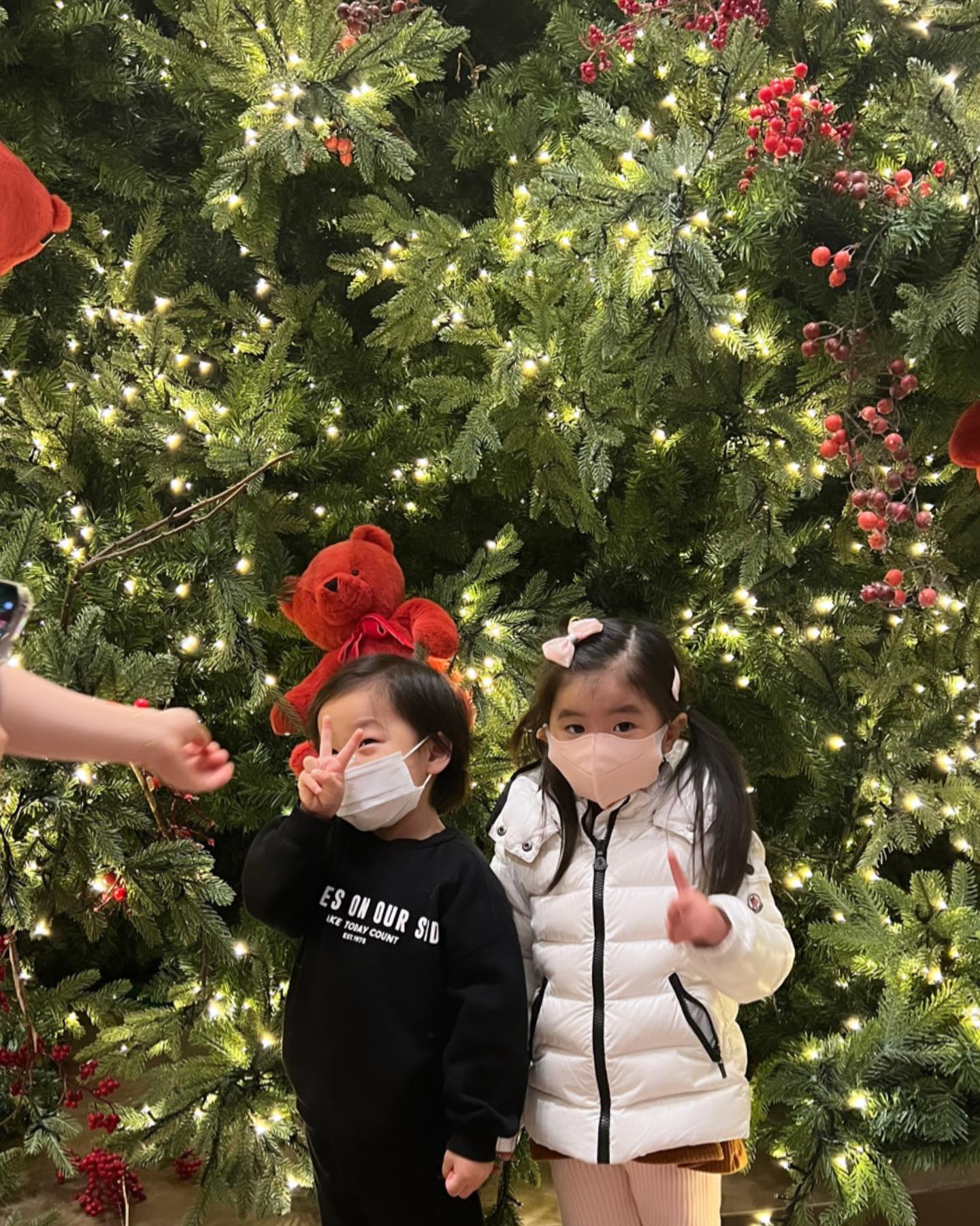 ⠀
오랜만에 급벙개 지후네
너무 반가웠고 또 한번 인연의 소중함을 깨달았다. 
지후 덕분에 수아도 레고 하나 선물받고 정말 너무 고마워. 
나 인스타 감성 다 까먹은듯ㅜㅜ
마무리는 역시 지후네❤️
선미언니가 맹든 밥에 새우 소시지 그리고 치킨 
왕좋은 욕조에서 둘이 목욕까지 완벽했다. 
뭐했다고 10시ㅜㅜ 올 해 가기전 마곡에 와서 식물원가서 뛰어도 놀고 울집에서 작은 파티도 해보자!
j로서 계획해볼게 이모가🔍
그나저나 #돌돌이_🐬 잘있니..#26주2일 #검은토끼띠 
어제 트리봐서 너도 좋았길❤️💚