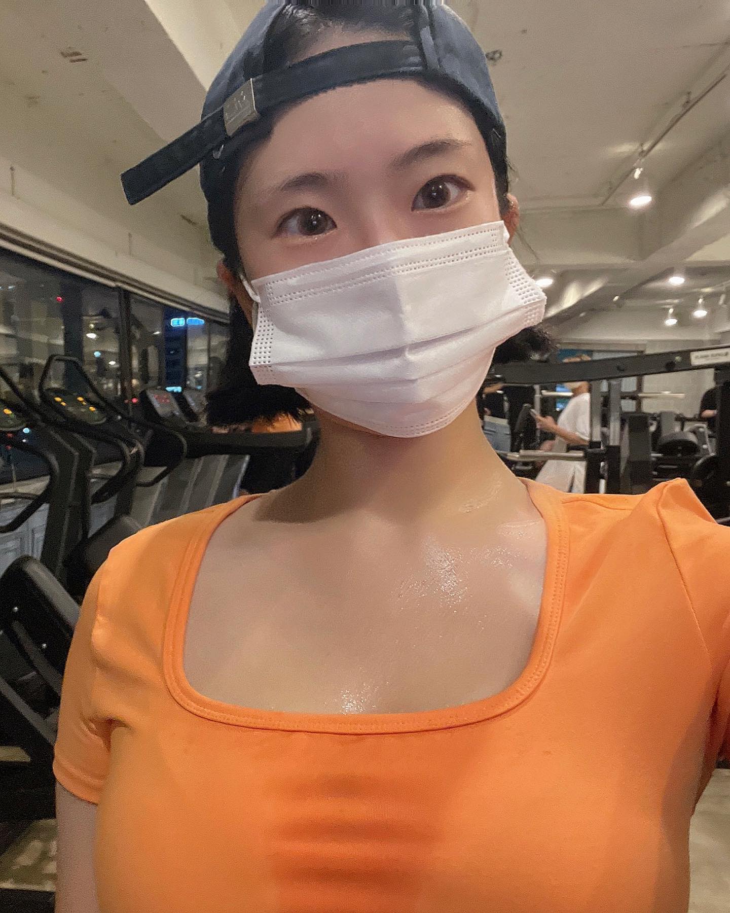 다들 맛점 하셨나요!!
저는 어제도 늦은 밤 하체랑 유산소 뿌수고 집가서 기절해쏘여,,🥲 지금 빵댕이 허벅지 근육통에 뿌듯✨✨
요즘 다이어트를 빡시게 하는 중인데 눈바디 변화가 있는거 같나용??
두번째 사진(11/17), 세번째 사진(9/6) 비교해보면 확실히 배도 들어가고 허리라인도 달라진게 보이는거 같아서 신나요😆
불금에는 어깨를 뽑아낼 생각입니다!!다들 오늘 남은 오후도 힘!!!💪🔥💪