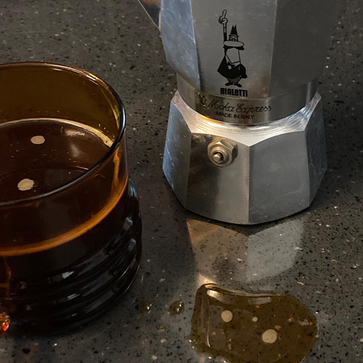 이탈리아 여행 때 사온 모카포트에 하와이 코나 커피☕️

사진 찍으면서 따르다 다 흘려버렸지만..😭

맛이 점점 좋아지는 것 같다
.
.
.
.
.
#하와이커피 #코나커피 #모카포트 #비알레띠 #하와이원두 #재택근무 #재택커피 #직장인 #감성사진 #감성커피