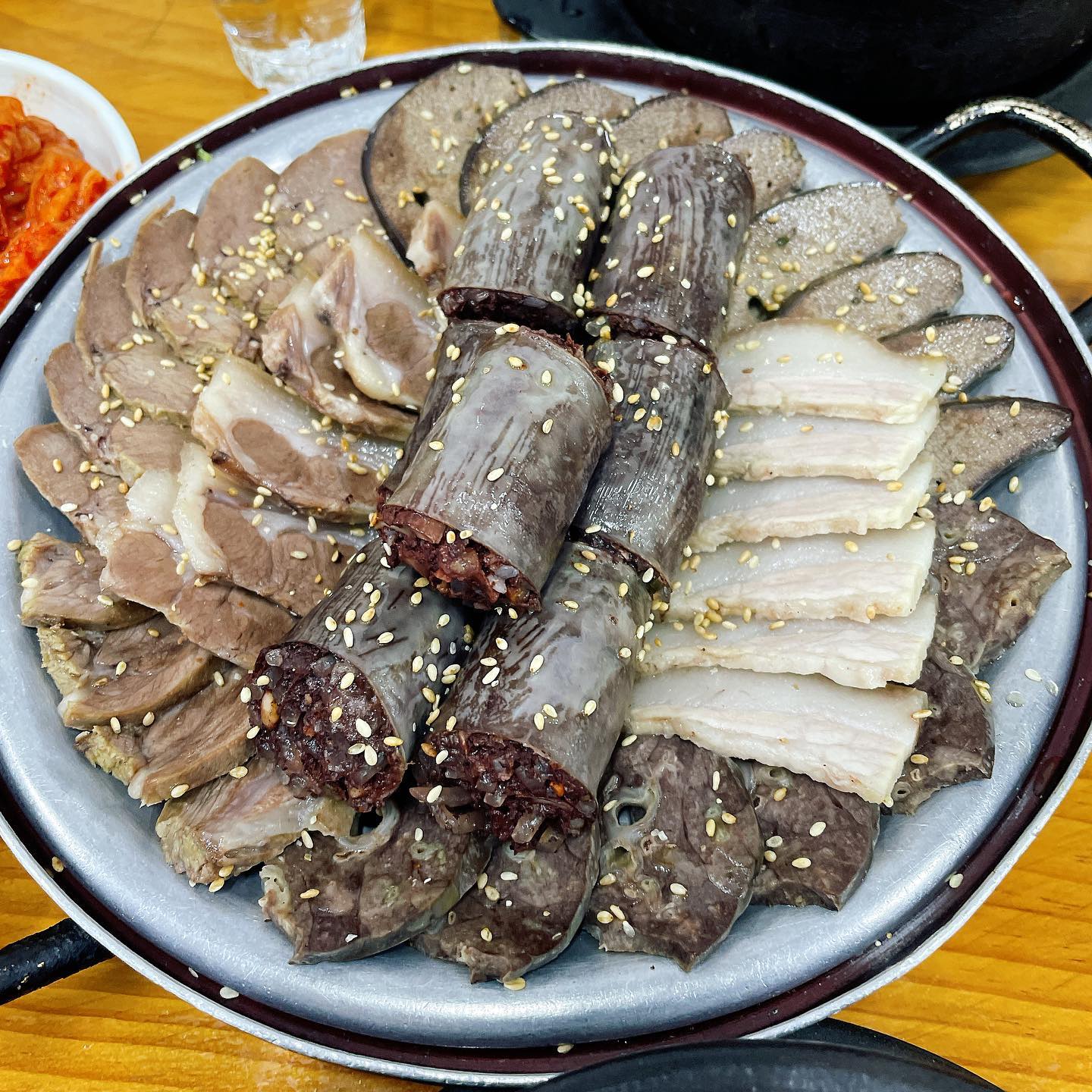 #1잔1안주
✔️주소: 청량리역 고향집
✔️평점:4.9 / 5점 만점
✔️메뉴/가격: 순대정식 1인 1.2만
✔️후기: 청량리 노포 순대국집!
찐아저씨들만 오는 순대정식 맛집인데 2인분 시키면 저렇게 모듬고기와 순대국, 순대를 다 먹을 수 있어용🖐
가성비와 맛 두가지 챙길 수 있는집😄

#먹방 #맛스타그램 #맛집 #소주 #일상 #소통 #선팔하면맞팔 #좋아요 #데일리 #맞팔선팔 #여행스타그램 #먹팔로우 #먹팔 #동대문맛집 #청량리역맛집 #순대 #고향집 #청량리맛집