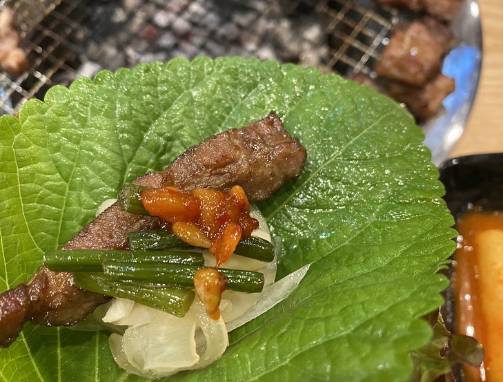 주소 울산 남구 달삼로 43 <화화돼지왕갈비 울산삼산점>

오늘의 맛집 탐방!! 울산 삼산 돼지갈비 맛집 화화돼지왕갈비 울산삼산점 ❤️

제가 갈비를 진짜 좋아하는데요 울산 최고 갈비집이라고 소문듣고 갔는데 진짜더라구요 달동에 위치하지만 삼산쪽이었구요 🤭

왕갈비라 큼직해서 좋았어요! 갈고기 자체가 너무 맛있어서 과식하게 되더라구요!🍗

중간중간 입가심으로 묵사발 한숟갈! 셀프바에서 반찬이랑 과일이랑 쇽쇽

기본찬으로 주신 젓갈도 같이 먹고~ 된장찌개랑 냉면으로 마무리!!

#화화돼지왕갈비울산삼산점#울산달동고기집#울산왕갈비#울산돼지갈비#울산매운갈비#울산달동삼겹살#울산달동회식#울산삼산고기집#울산삼산삼겹살#울산삼산데이트#울산삼산회식#울산삼산갈비맛집