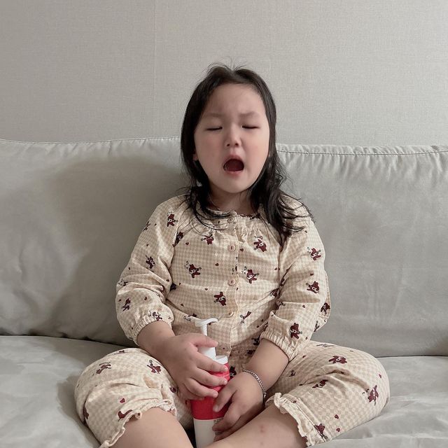 민채아 on Instagram: "#광고 #협찬 ⠀ ⠀ 한번 상한 모발은 다 잘라내지 않으면 계속 상하죠😭 라윤이도 계속 자르고 있는데 끝부분이 아직도 많이 상해있어요 아이랑 함께 미용실 가는 것도