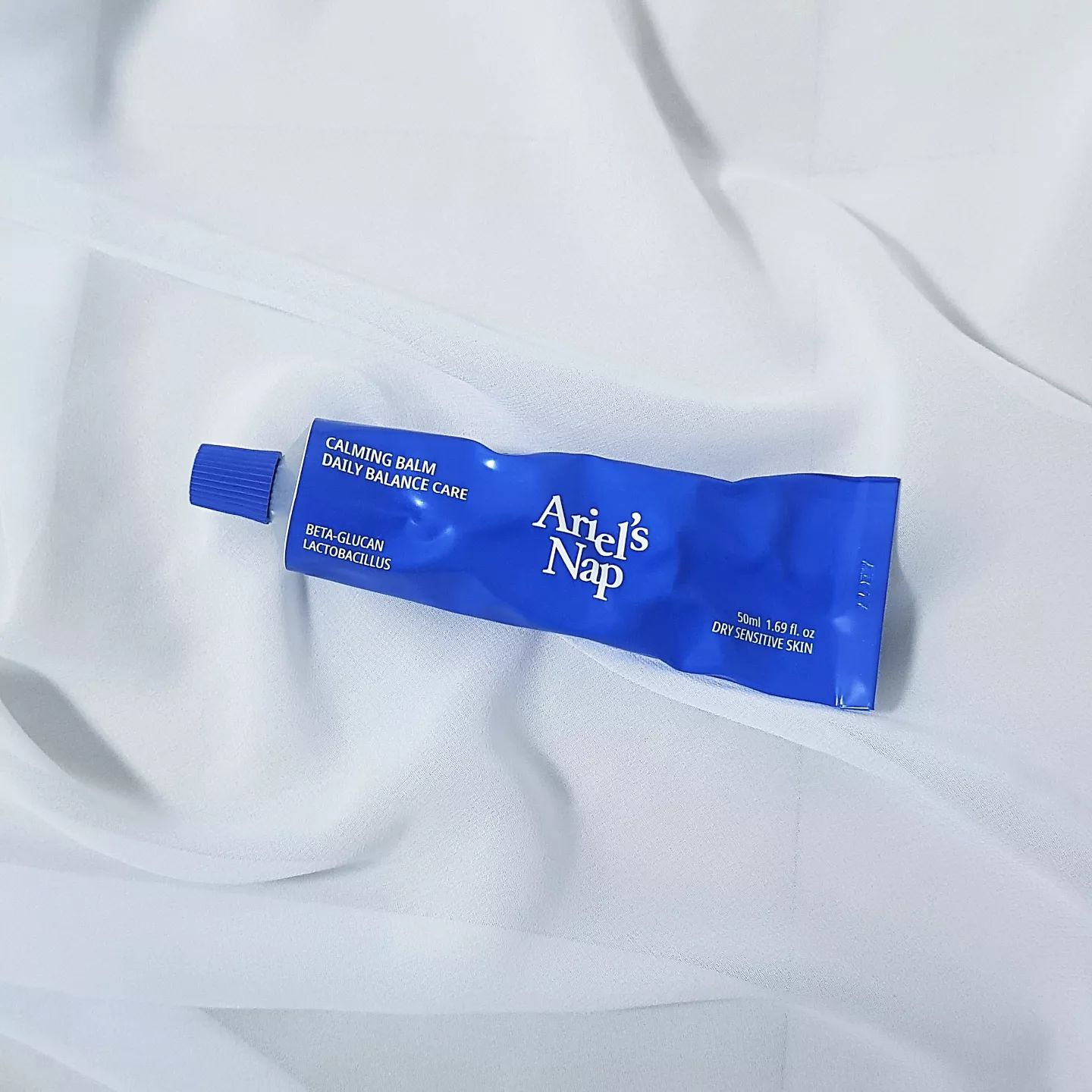 #제품제공 ariels.nap.official

안녕하세요! 이번에 가져온 제품은 #에리얼즈냅 의 #카밍밤 인데요💙

크림보다 무게감있는 꾸덕한 제형의 밤 타입의 제품이에요!

요즘같이 쌀쌀한 날씨에 사용하기 좋은 보습감 가득한 제품이라 너무 좋았어요><

가끔 고보습 제품들은 흡수를 잘 시키지 않으면 피부 위에 잔여물이 남아서 답답한데,

에리얼즈냅 카밍밤은 꾸덕한 제형인데도 체온과 만나면 사르르 흡수되어서 피부가 답답하지 않았어요!

듬뿍듬뿍 발라준 뒤 자고 일어나면 피부결이 보들보들 해져서 너무 좋았어요!

패키지도 감성터지는 원색의 블루컬러라 소장가치 만땅이랍니다💙

박스까지 이렇게 예쁠일이냐구요ㅠㅠ

하나 단점을 꼽자면 철제 튜브에 담긴 제품이라

감성적이고 예쁘기는 한데 사용하기에는 어려움이 있었어요!

한번 구겨지면 복구가 어려우니 조심해서 다뤄야한답니다😂😂

보습에 진정 효과까지 있는 제품이라 빨갛게 올라오는 홍조나 트러블 자국 완화에 좋았어요!

건성에 피부가 잘 뒤집어지는 저는 이번 겨울철에 너무 잘사용할것 같은 아이예요💙

올겨울은 건조해서 각질뜰일은 걱정안해도 되겠네요🥰

여러분도 겨울철 피부 컨디션은 요 아이로 챙겨보시는것 어떠신가요?💙

#건성 #건성민감 #나이트크림 #겨울용 #보습크림 #크림추천 #겨울크림 #겨울크림추천